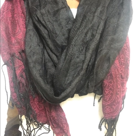 Red and black scarf - Picture 2 of 7